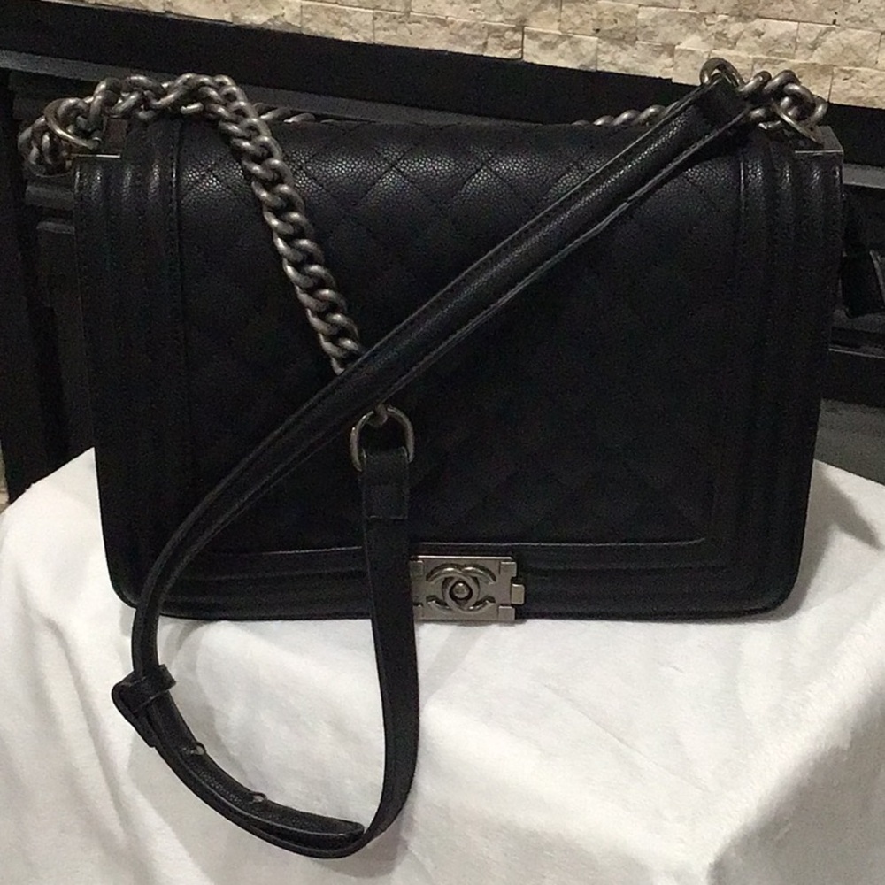Black purse. Very nice very good condition. Brand new neve